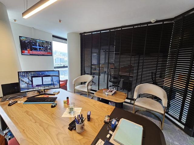 Çalışma masasında çift monitörlü bilgisayar düzeni