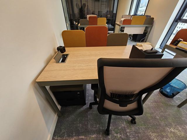 Pencere kenarında çalışma masası ve ofis koltuğu